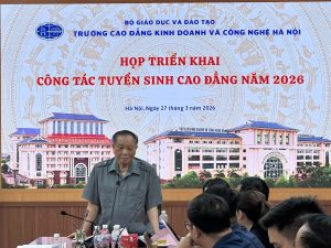 Hình ảnh Thầy Hiệu trưởng phát biểu tại cuộc họp